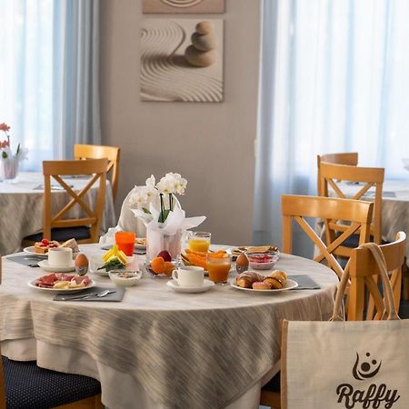 Raffy Family & Bike Hotel Diano Marina Bagian luar foto