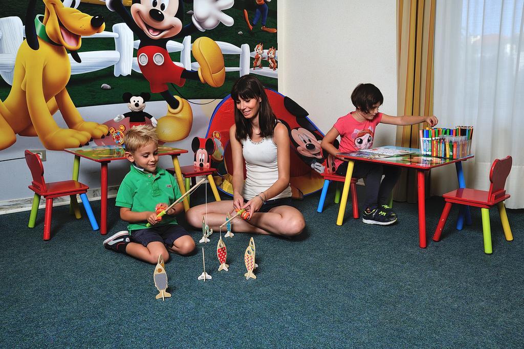 Raffy Family & Bike Hotel Diano Marina Bagian luar foto