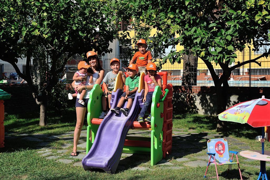 Raffy Family & Bike Hotel Diano Marina Bagian luar foto