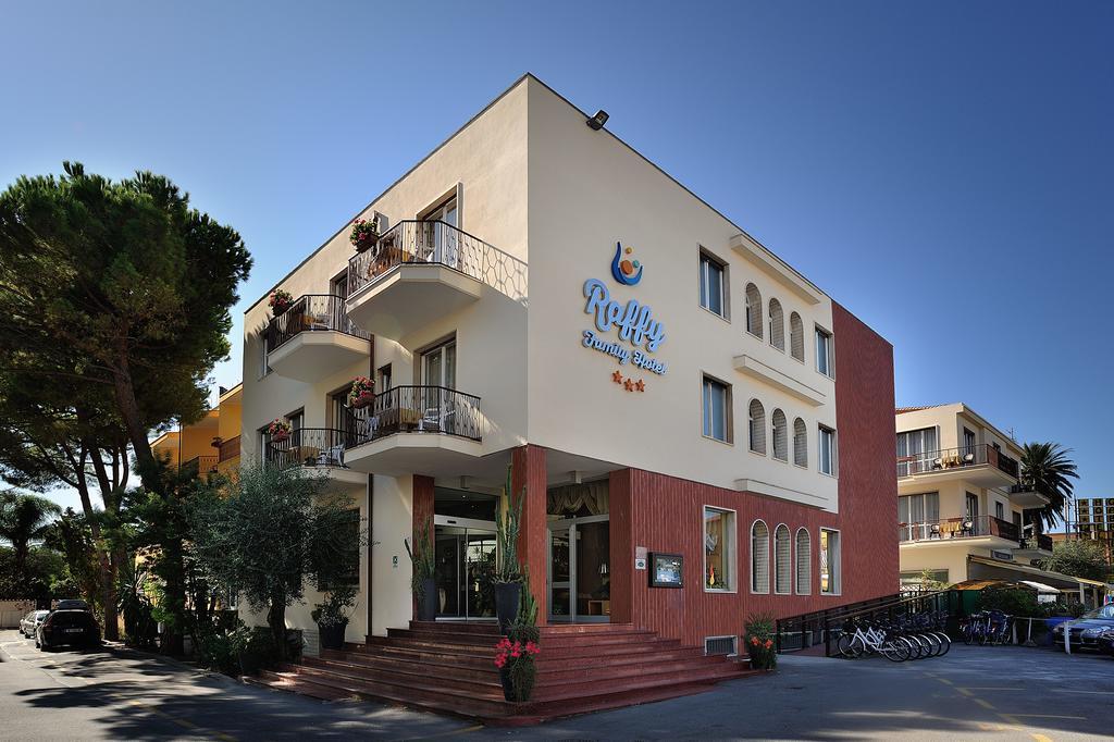 Raffy Family & Bike Hotel Diano Marina Bagian luar foto